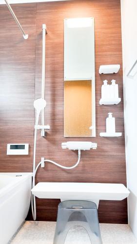 茅ヶ崎市にある9STAY Tsujidoの洗面台、鏡、トイレ付きのバスルーム