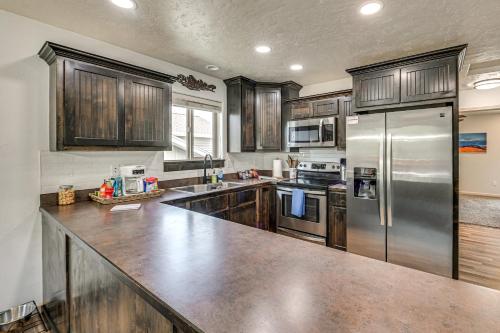 Una cocina o zona de cocina en Walk to Downtown Family-Friendly Cody Home!
