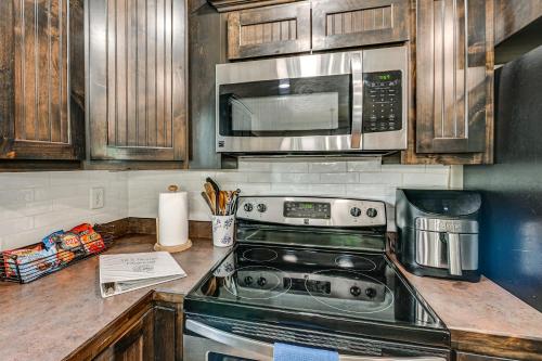 Una cocina o zona de cocina en Walk to Downtown Family-Friendly Cody Home!