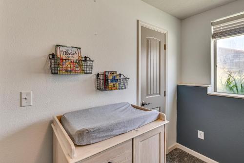 Cama o camas de una habitación en Walk to Downtown Family-Friendly Cody Home!