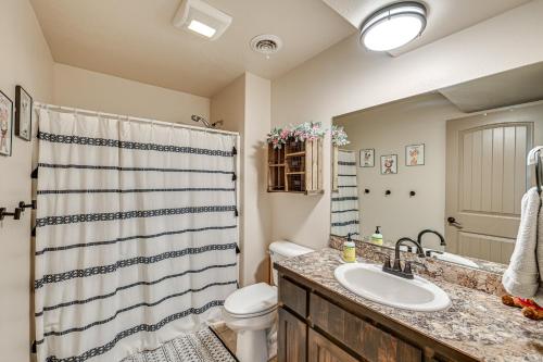 Un baño con lavabo, inodoro y ducha. en Walk to Downtown Family-Friendly Cody Home!, en Cody