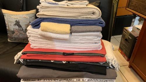 ein Stapel Handtücher übereinander gestapelt in der Unterkunft Quiet in Poissy city center for work or family stay in Poissy