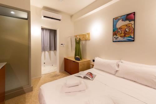 Postel nebo postele na pokoji v ubytování Mooeve Psyri Studios