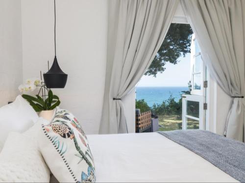 Postel nebo postele na pokoji v ubytování Santorini at Beachfront Apartments in Shakas Rock