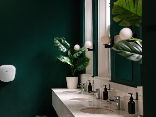 a bathroom with a sink and a mirror at Gardiner House Hostel in Dublin