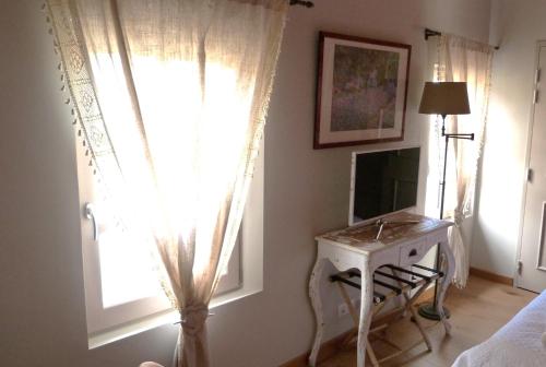 Televisyen dan/atau pusat hiburan di Mas des Treilles - Chambre d'hôtes "Côté Villages"