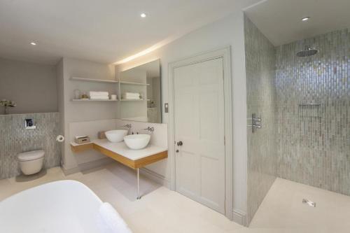 にある7 Bed in Combe Hay oc-bhr21の洗面台とシャワー付きの白いバスルーム