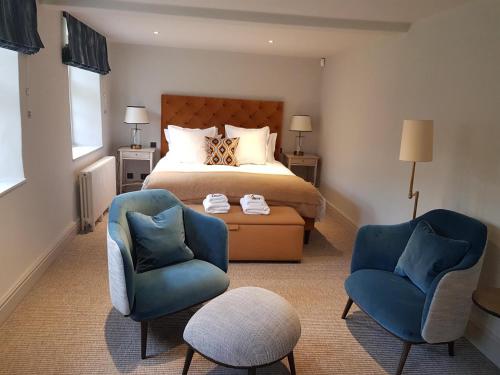 にある7 Bed in Combe Hay oc-bhr21のベッドと椅子2脚のある寝室