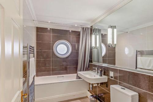 a bathroom with a sink and a tub and a toilet at 2 Bed in Bath oc-bhr16 in Bath
