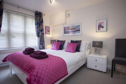 バースにある2 Bed in Bath oc-bhr32のベッドルーム1室(ピンクの毛布付きの大型ベッド1台付)