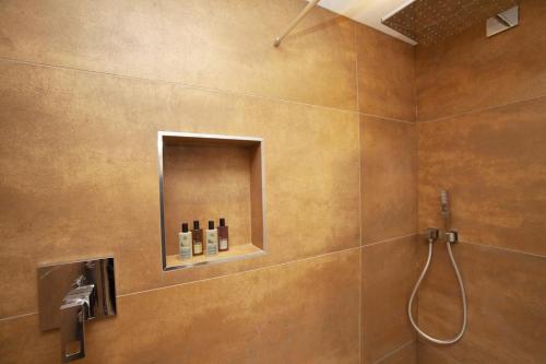 y baño con ducha y estante con botellas. en 2 Bed in Bath oc-bhr8, en Bath