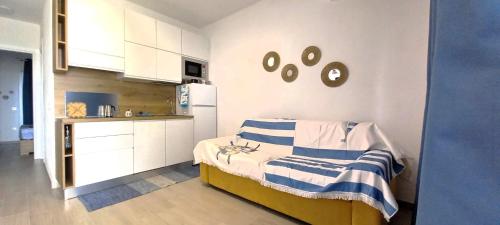 a small bedroom with a bed and a kitchen at Affittimoderni Trinita D Agultu - La Splendida in Isola Rossa