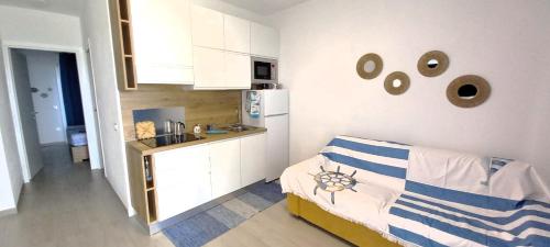 a small room with a bed and a kitchen at Affittimoderni Trinita D Agultu - La Splendida in Isola Rossa