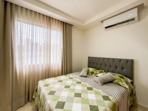 En eller flere senge i et værelse på Apto MS 3/4 com AR 200m Praia - Orla de Atalaia