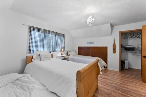 Ένα ή περισσότερα κρεβάτια σε δωμάτιο στο Serpent Lake Getaway