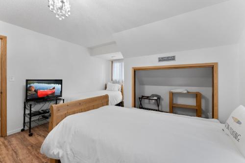 Ένα ή περισσότερα κρεβάτια σε δωμάτιο στο Serpent Lake Getaway