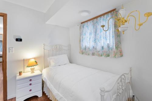 Ένα ή περισσότερα κρεβάτια σε δωμάτιο στο Serpent Lake Getaway