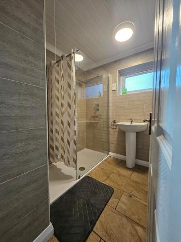 Bilik mandi di Egremont Modern 2-Bedroom Serviced flat