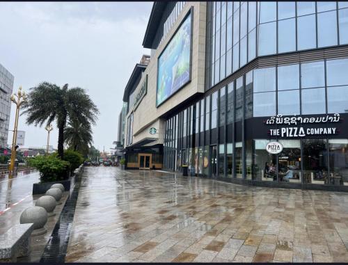 an empty street in a city with a large building at 方庭酒店 in Vientiane