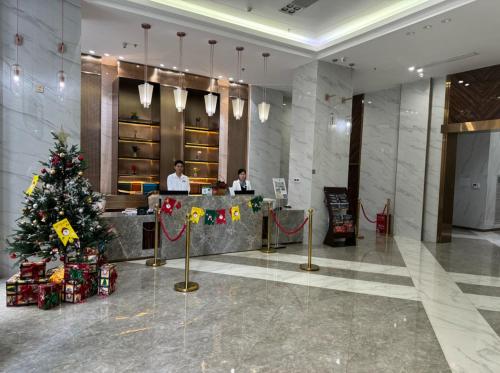 a christmas tree in the lobby of a hotel at 方庭酒店 in Vientiane