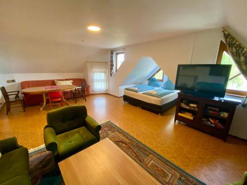 TV a/nebo společenská místnost v ubytování Land-Wohnung Behr
