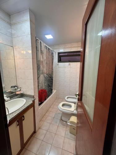 Ένα μπάνιο στο Departamento céntrico con balcón
