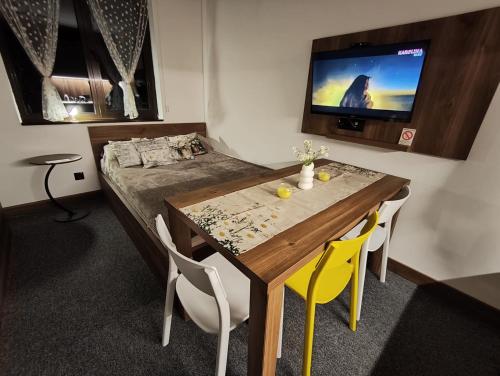 TV a/nebo společenská místnost v ubytování Daisy Apart SKI OUT SKI IN Vila Bela Reka Brzece