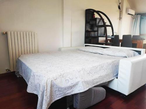 a bedroom with a bed with a white comforter at Un posto tranquillo a Milano in Milan