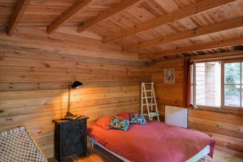 Ένα ή περισσότερα κρεβάτια σε δωμάτιο στο Les Chalets des Bois