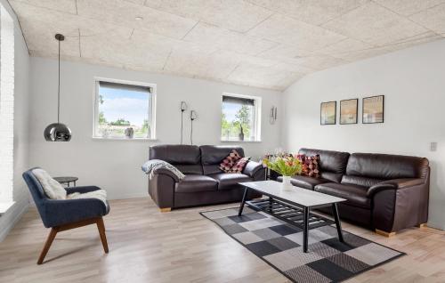 TarmにあるBeautiful Home In Tarm With Wifiのソファとテーブルのあるリビングルーム