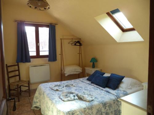 a bedroom with a bed with blue pillows at Trois logements indépendant au Grande Vigne in Saint-Étienne-sous-Bailleul