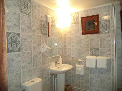 a bathroom with a sink and a toilet and a mirror at Trois logements indépendant au Grande Vigne in Saint-Étienne-sous-Bailleul