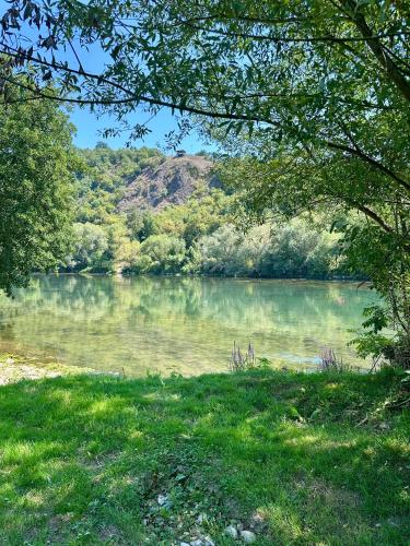 a view of a lake with a mountain in the background at Dabar kuca za odmor in Banja Luka