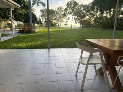 Zahrada ubytování Da White Beachfront House Near Palm Cove