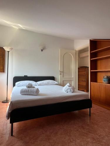 Un dormitorio con una cama grande con toallas. en Mansarda Lucia, en Parma