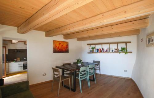 a kitchen and dining room with a table and chairs at Amazing Home In Castelletta With Wifi in Precicchie