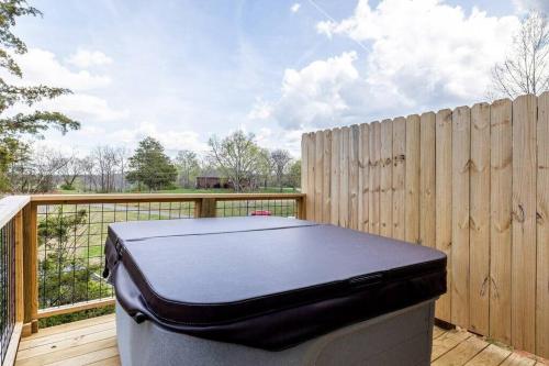 Attrezzature per ping pong presso Charming Hideaway near Dolly w Hot tub & Arcade o nelle vicinanze