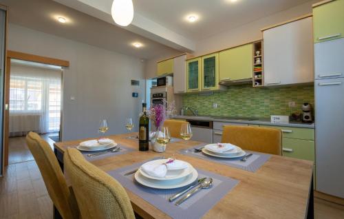 Η κουζίνα ή μικρή κουζίνα στο Stunning Apartment In Visnjevac With Sauna