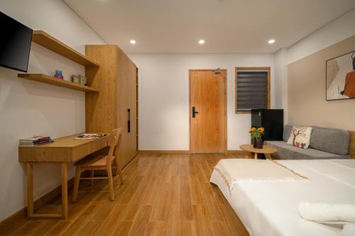 ein Hotelzimmer mit Bett und Schreibtisch in der Unterkunft Carol Homestay & Apartment 5 in Đà Nẵng