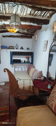 a living room with a table and a chair at Maison des maitres in Tafza