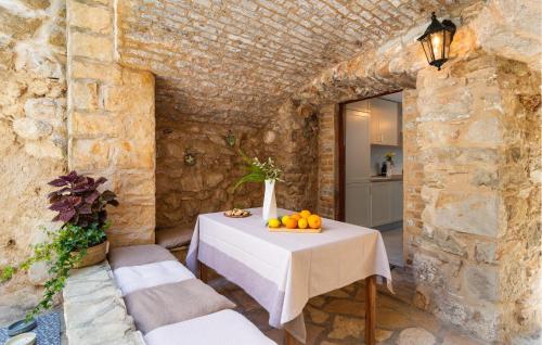 2 Bedroom Beautiful Home In Pitve