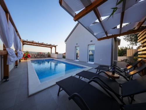 Bazén v ubytování Holiday Home in Maslenica with Sea View nebo v jeho okolí