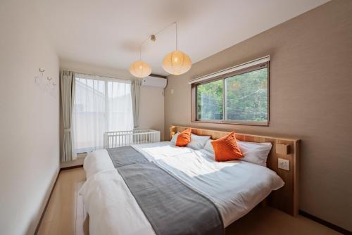 Una cama o camas en una habitación de 陶霞の宿 Toka no Yado