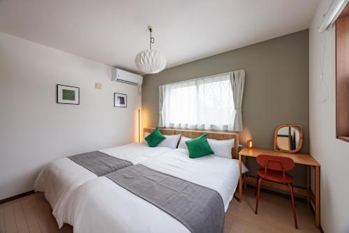 Una cama o camas en una habitación de 陶霞の宿 Toka no Yado