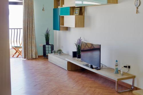 TV a/nebo společenská místnost v ubytování The Sealife Malta 2 BR Seaview Condo Marsaskala