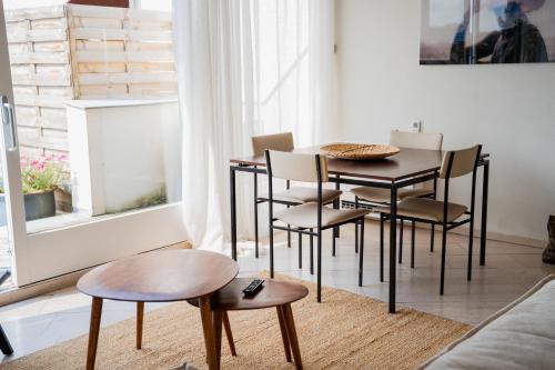 a dining room with a table and chairs at Hotel Restaurant de Loenermark in Loenen