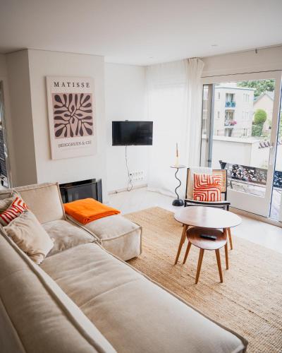 a living room with a couch and a table at Hotel Restaurant de Loenermark in Loenen