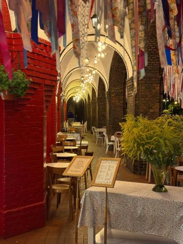 un restaurant avec des tables et des chaises dans un bâtiment dans l'établissement Nikisz Red BDSM, à Katowice