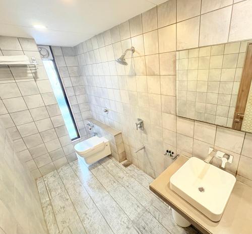 Un baño de Scenaria Hotel - Navrangpura, Ahmedabad