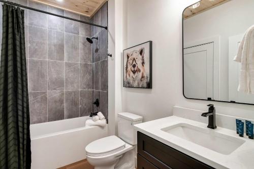 Modern Luxury Pool Hot Tub & Near Water Parks photo 23